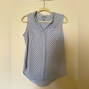 Sleeveless blue patterned shirt/blouse